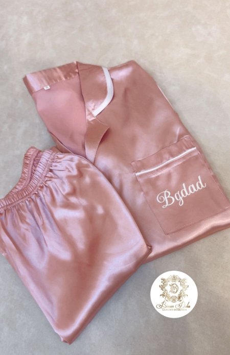 סט פיגמה סאטן כולל עיצוב אישי /ست بيجاما ستان شامل طباعه الاسم